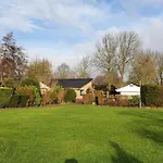 Luxe Met Omheinde Tuin Voor Hond En