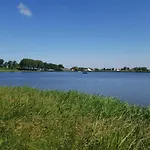 Luxe Met Omheinde Tuin Voor Hond En Dirkshorn