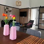 Luxe Met Omheinde Tuin Voor Hond En