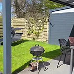 Luxe Met Omheinde Tuin Voor Hond En * Dirkshorn