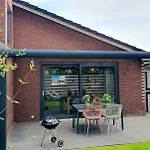Luxe Zomerwoning Met Omheinde Tuin Voor Hond En