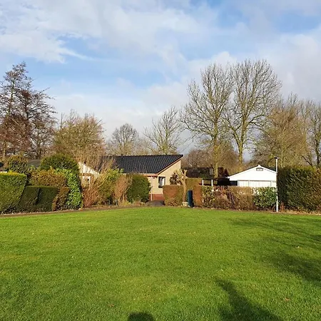 Luxe Met Omheinde Tuin Voor Hond En