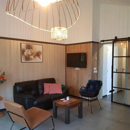 Luxe Met Omheinde Tuin Voor Hond En * Dirkshorn