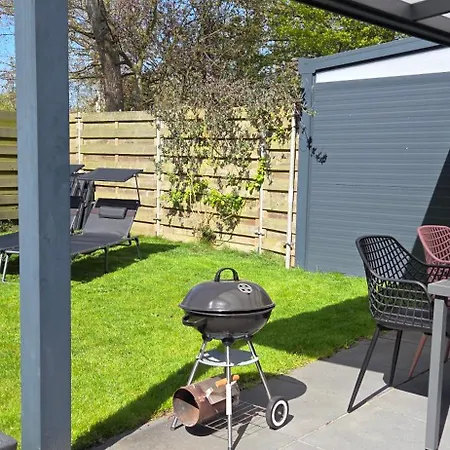 Luxe Met Omheinde Tuin Voor Hond En * Dirkshorn