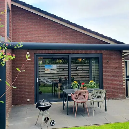 Luxe Met Omheinde Tuin Voor Hond En