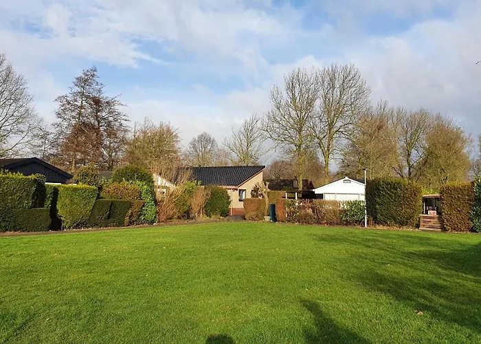 Luxe Met Omheinde Tuin Voor Hond En