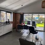 Luxe Met Omheinde Tuin Voor Hond En Dirkshorn