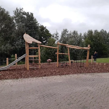 Luxe Met Omheinde Tuin Voor Hond En Dirkshorn