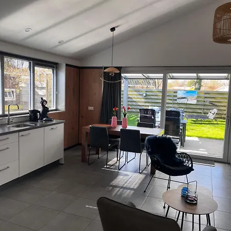 Luxe Met Omheinde Tuin Voor Hond En Dirkshorn