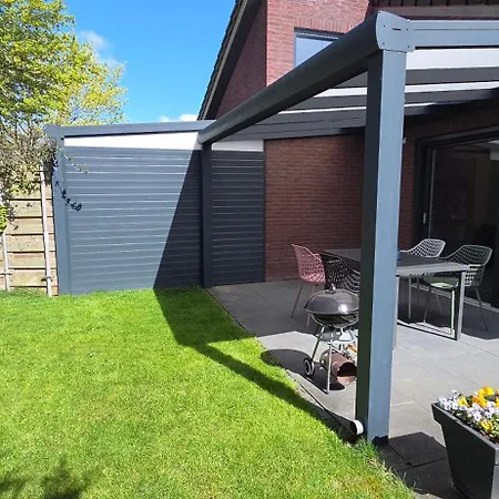 Luxe Met Omheinde Tuin Voor Hond En