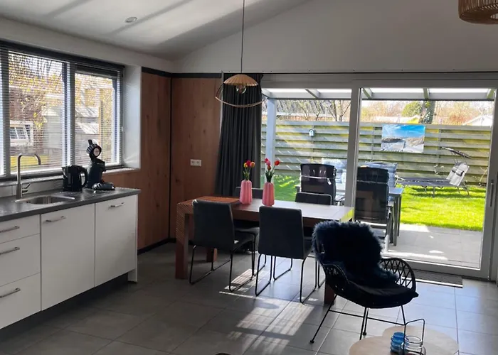 Luxe Met Omheinde Tuin Voor Hond En Dirkshorn